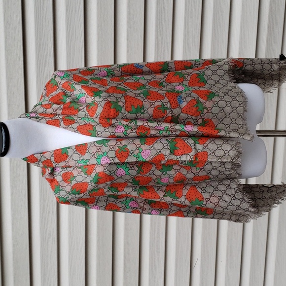 GUCCI LARGE LIGHTWEIGHT MONOGRAM GG STRAWBERRY SCARF SHAWL - Picture 5 of 10